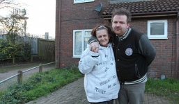 Anh: Cụ bà 61 tuổi và người tình 34 tuổi muốn kết hôn, sinh con