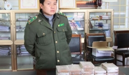 Bắt quả tang kiểm lâm viên vận chuyển 30 bánh heroin   