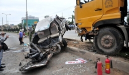 Xe du lịch tông xe tải, ít nhất 8 người thiệt mạng, nhiều người bị thương