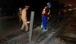 Xe container húc bay 50m dải phân cách rồi bỏ chạy