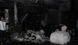 TP.HCM: Công ty bông gòn chìm trong biển lửa