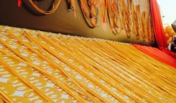 Lóa mắt với sợi dây chuyền vàng thủ công dài 5km