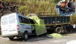 “Bên cạnh tôi la liệt người chết, máu loang lổ khắp sàn xe”