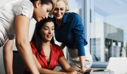 Chị em công sở 'kiệt sức' vì... kiếm tiền tiêu Tết