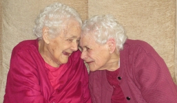 Sau 103 năm, cặp song sinh già nhất nước Anh vẫn “không rời nhau”