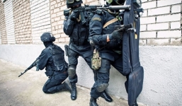 Xem cảnh sát đặc nhiệm Moscow tập luyện với trang bị 'khủng'