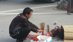 Chàng thanh niên ôm mặt khóc nức nở trước thi thể vợ sắp cưới