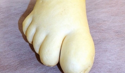 Củ cải kỳ lạ bị nhầm là... chân người