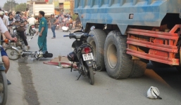 Giật mình té ngã vì tiếng còi xe, ông bị xe ben cán tử vong trên đường đón cháu