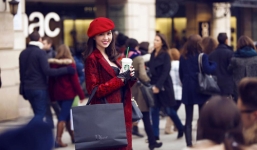 Ngọc Trinh diện đồ hiệu, khoe dáng eo thon tại trời Tây