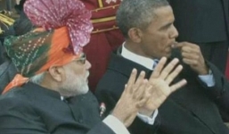 Tổng thống Obama “vô duyên” nhai kẹo cao su tại lễ diễu hành của Ấn Độ