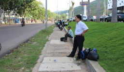 Rình chồng đi ngoại tình, bị kẻ cướp khống chế lột sạch nữ trang