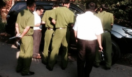 Tài xế chết bí ẩn bên cạnh xe ô tô 7 chỗ