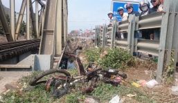 Tàu hỏa tông gãy đôi xe máy, kéo lê 100m, một người tử vong