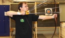 Xem 'siêu cung thủ' trổ tài bắn chẻ đôi mũi tên