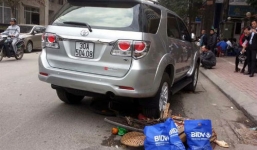 Xe Fortuner chèn nát hai chân người phụ nữ