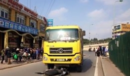 Vụ cô giáo bị xe tải đâm tử vong: Nam thanh niên nức nở bên thi thể vợ sắp cưới