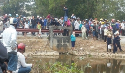 Hàng trăm người dân vây kín hiện trường vụ máy bay quân sự UH1 rơi