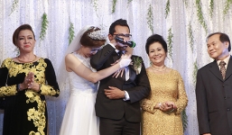 Chú rể Huỳnh Đông, cô dâu Ái Châu khóc nức nở trong đám cưới