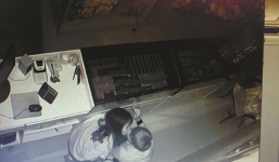 Hôn nhau thắm thiết ngay tại hiện trường trộm đồ