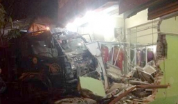Xe tải 'thổi bay' 7 nhà dân, 1 người chết, 4 người bị thương