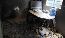 Nam thanh niên quấn dây điện quanh cổ trong phòng trọ bốc cháy