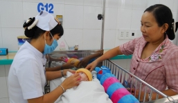 Bé trai 3 tháng tuổi bị bố mẹ bỏ vì sợ xui xẻo: Nữ Việt kiều muốn nhận nuôi