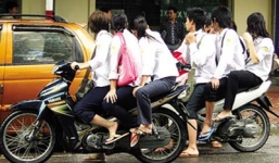 Phụ huynh phải ký cam kết không giao xe máy cho con trong dịp Tết