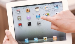 Cầm nhầm Ipad của người khác khi qua cổng an ninh sân bay