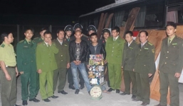 Chủ xe chở hàng lậu nằm ra đường la hét phản đối việc kiểm tra