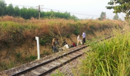 Nằm trên đường ray, nam thanh niên bị tàu đâm tử vong
