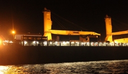 Hôm nay lai dắt tàu ngầm Hải Phòng vào cảng Cam Ranh