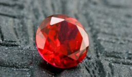 Đào được viên đá quý, phải mang 3 xe ba gác đi chở tiền