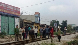 Bị tàu cán cụt chân vì băng qua đường ray không quan sát