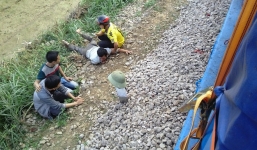 Bố gào khóc thảm thiết bên thi thể con gái bị tàu cán chết