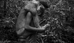 Cận cảnh cuộc sống của bộ lạc ít người nhất hành tinh có nguy cơ tuyệt chủng