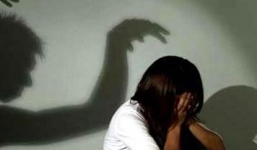 Bắt khẩn cấp người cha “yêu râu xanh”