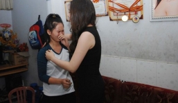 'Cô bé kẹo kéo' ôm Hồ Quỳnh Hương khóc nức nở khi được giúp đỡ