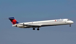 Máy bay hạ cánh khẩn cấp vì cơ trưởng bị nhốt ngoài buồng lái