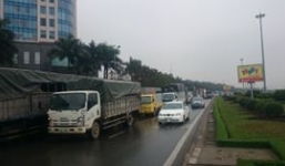 Hà Nội: Hàng trăm ô tô 'chôn chân' trên Đại lộ Thăng Long