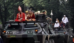 Cận cảnh rước 5.000 cô dâu bằng xe bọc thép ở Indonesia 