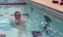 Kỳ lạ người đứng lửng lơ trong nước 9,5 tiếng mà không bị chìm