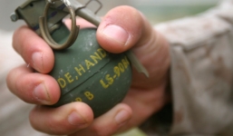 Dọa cho nổ tung nhà người yêu nếu không được gặp mặt