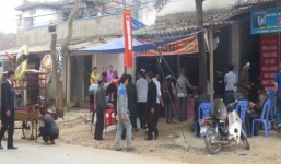 Bị chồng ly hôn, vợ trèo tường vào nhà tự vẫn