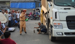 Nâng bánh xe tải, đưa thi thể nạn nhân ra ngoài