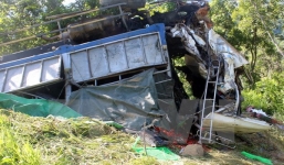 Xe tải lao xuống vực sâu, 4 người tử vong