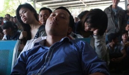 Vật vã, ngất xỉu chờ mua vé xe về quê ăn Tết