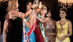 Hoa hậu bị á hậu giật vương miện ngay trên sân khấu