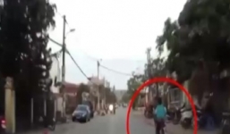 Vừa đạp xe, vừa múa hát, bé trai ngã nhào trước đầu ô tô