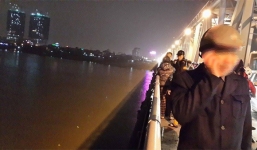 Mẹ gào khóc thảm thiết vì chứng kiến con trai nhảy cầu tự tử